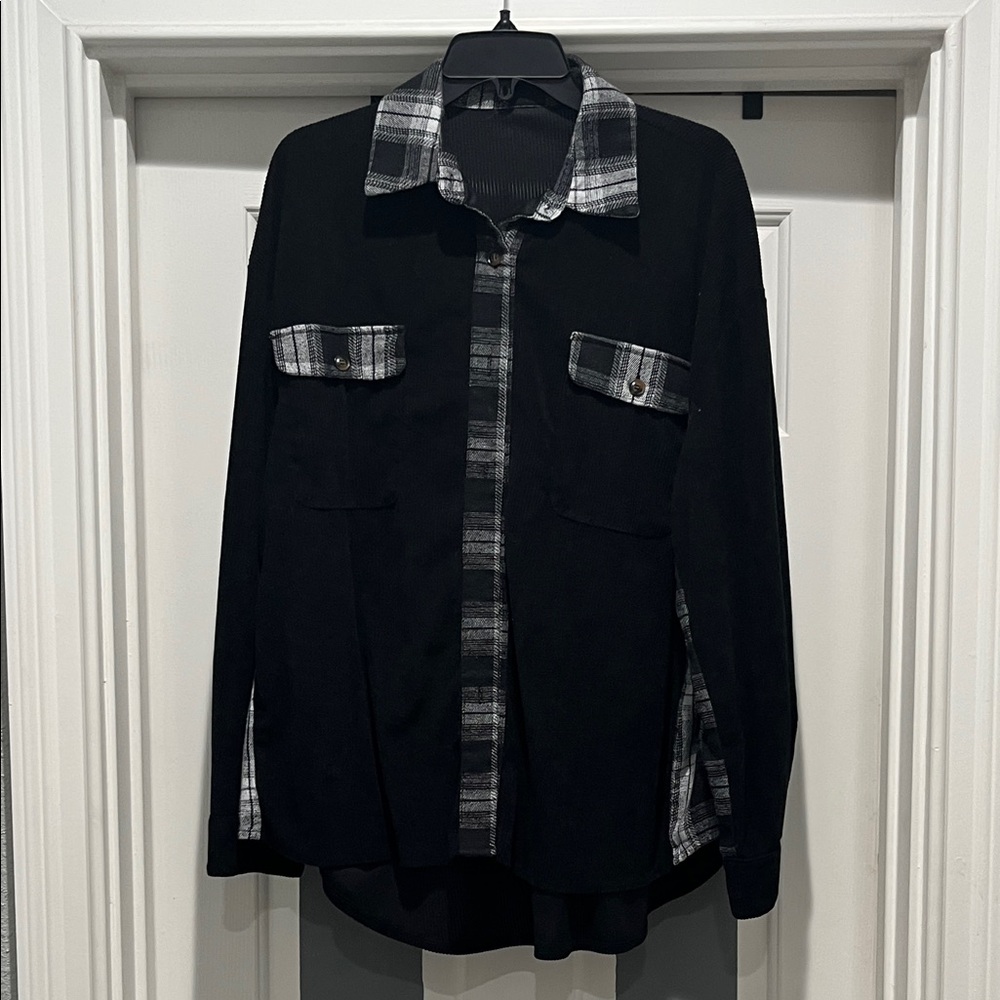 Source Unknown Black Button Down Shirt with Gray Plaid Trim